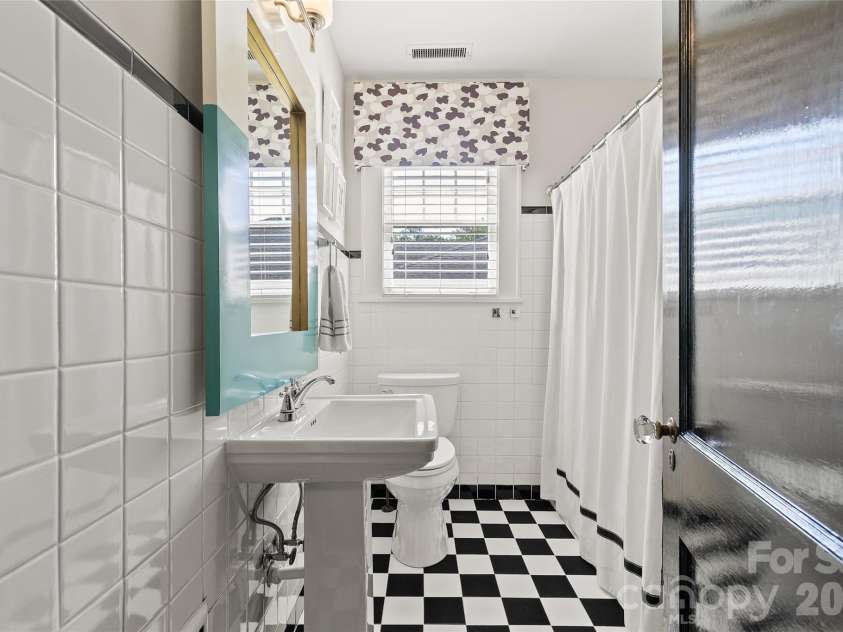 2000 Beverly Drive, Charlotte, NC 28207.  MLS# CAR4421271, YatesRealty ID 49430. 
