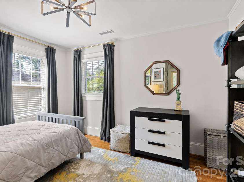 2000 Beverly Drive, Charlotte, NC 28207.  MLS# CAR4421271, YatesRealty ID 49430. 