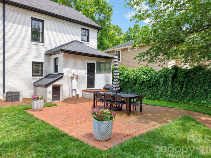 2000 Beverly Drive, Charlotte, NC 28207.  MLS# CAR4421271, YatesRealty ID 49430. 
