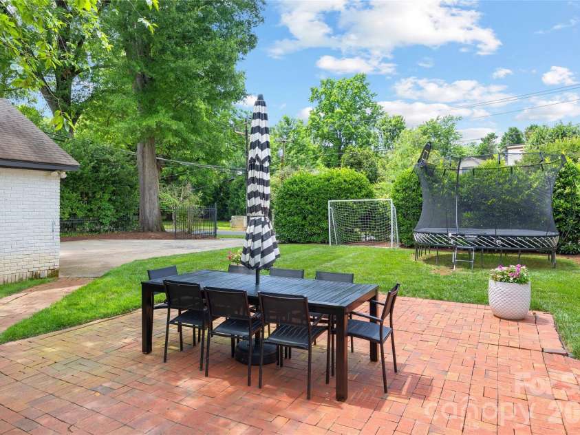2000 Beverly Drive, Charlotte, NC 28207.  MLS# CAR4421271, YatesRealty ID 49430. 