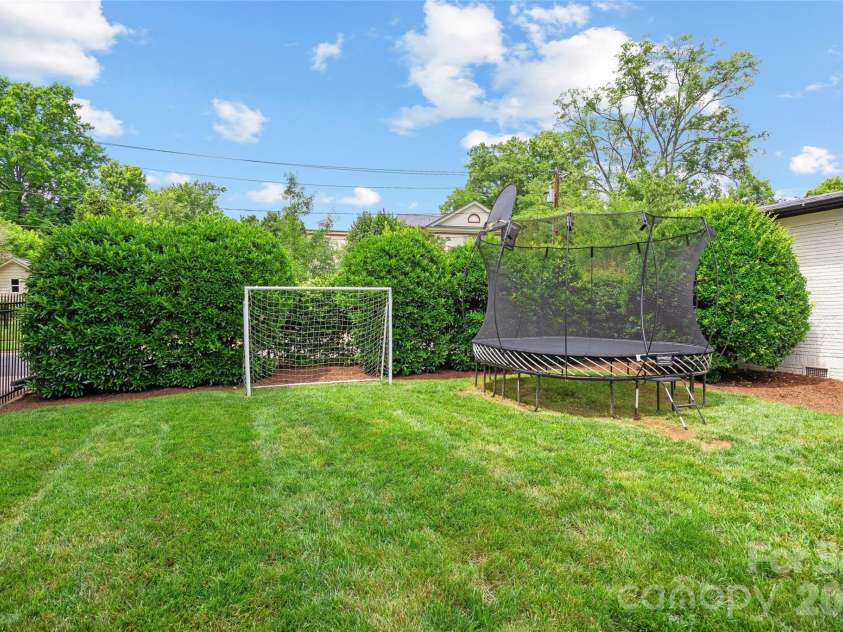 2000 Beverly Drive, Charlotte, NC 28207.  MLS# CAR4421271, YatesRealty ID 49430. 