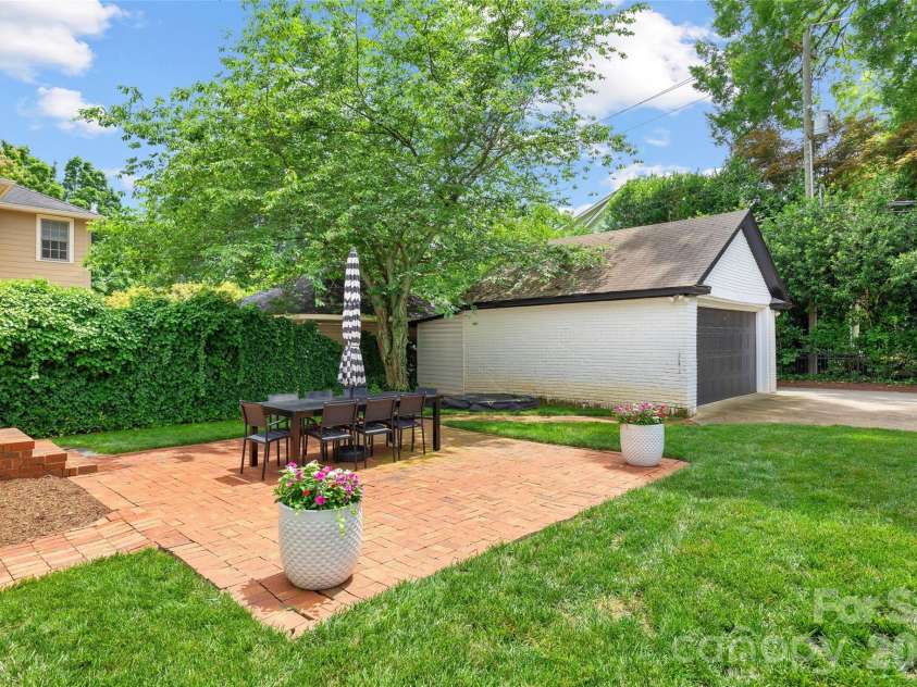 2000 Beverly Drive, Charlotte, NC 28207.  MLS# CAR4421271, YatesRealty ID 49430. 