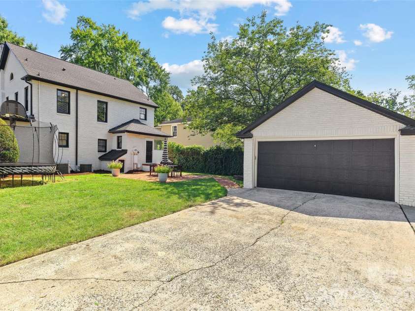 2000 Beverly Drive, Charlotte, NC 28207.  MLS# CAR4421271, YatesRealty ID 49430. 