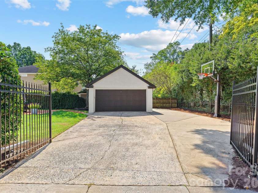 2000 Beverly Drive, Charlotte, NC 28207.  MLS# CAR4421271, YatesRealty ID 49430. 