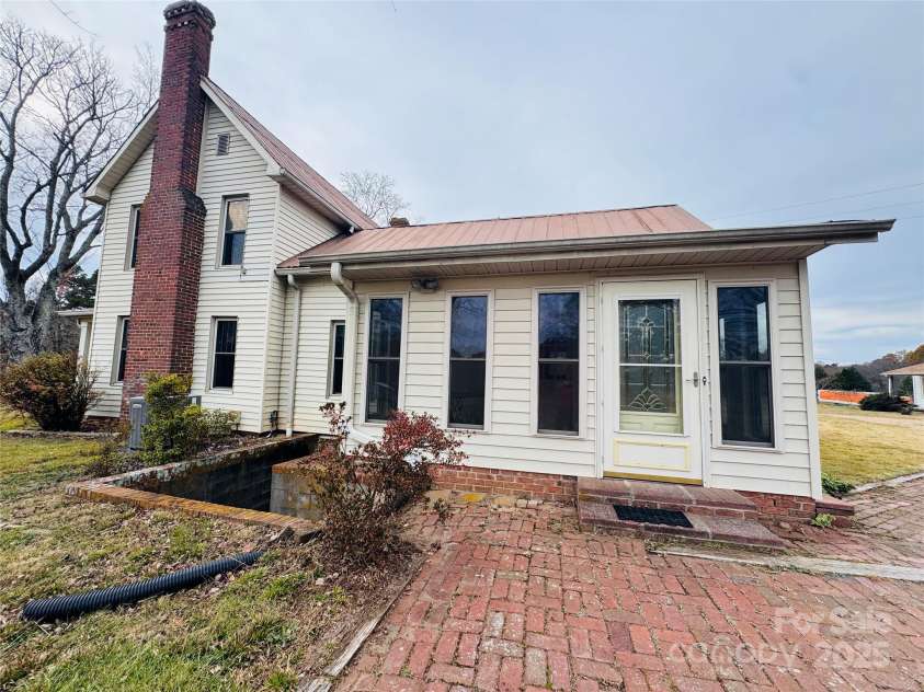 9143 NC Highway 150 Highway, Linwood, NC 27299.  MLS# CAR4321161, YatesRealty ID 4944. 