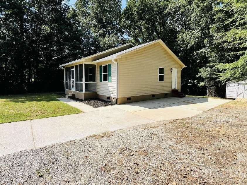 828 Cornelius Road, Mooresville, NC 28117.  MLS# CAR4422565, YatesRealty ID 49440. 