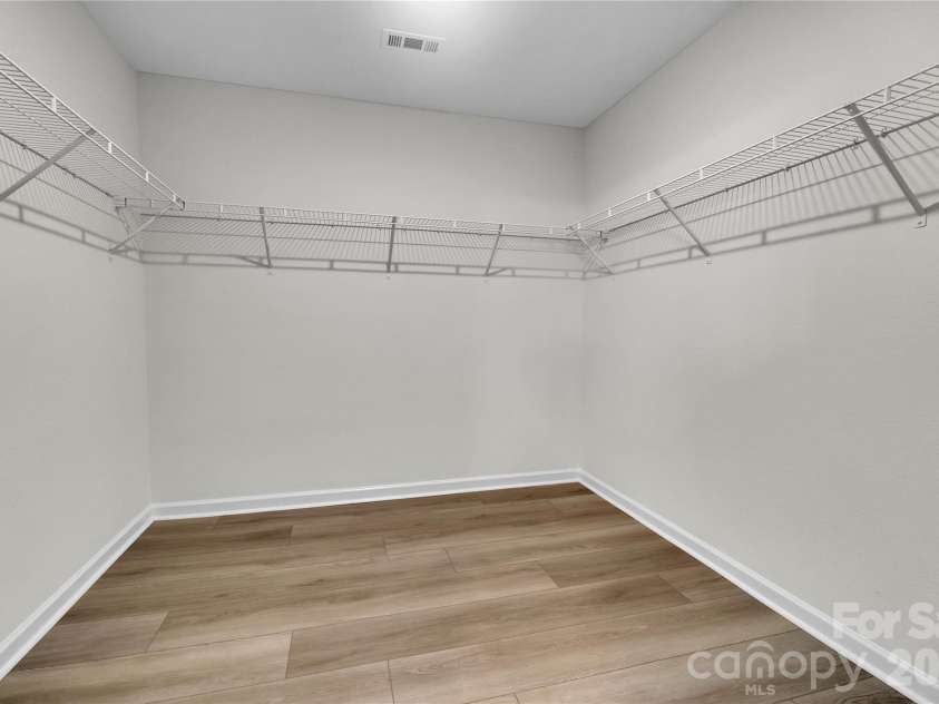 3636 Alexander Forest Drive, Charlotte, NC 28269.  MLS# CAR4421592, YatesRealty ID 49441. 