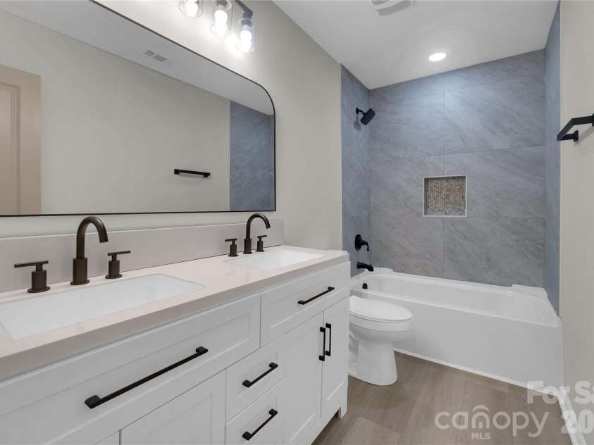 3636 Alexander Forest Drive, Charlotte, NC 28269.  MLS# CAR4421592, YatesRealty ID 49441. 