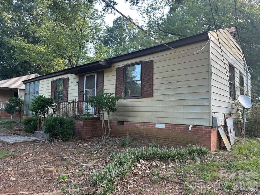 235 Milford Drive, Salisbury, NC 28144.  MLS# CAR4422606, YatesRealty ID 49446. 