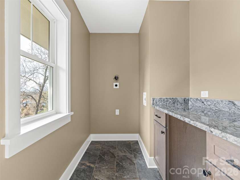 112 Alma Lane, Asheville, NC 28806.  MLS# CAR4341101, YatesRealty ID 4945. 