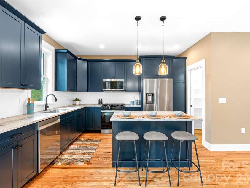 112 Alma Lane, Asheville, NC 28806.  MLS# CAR4425038, YatesRealty ID 4945. 