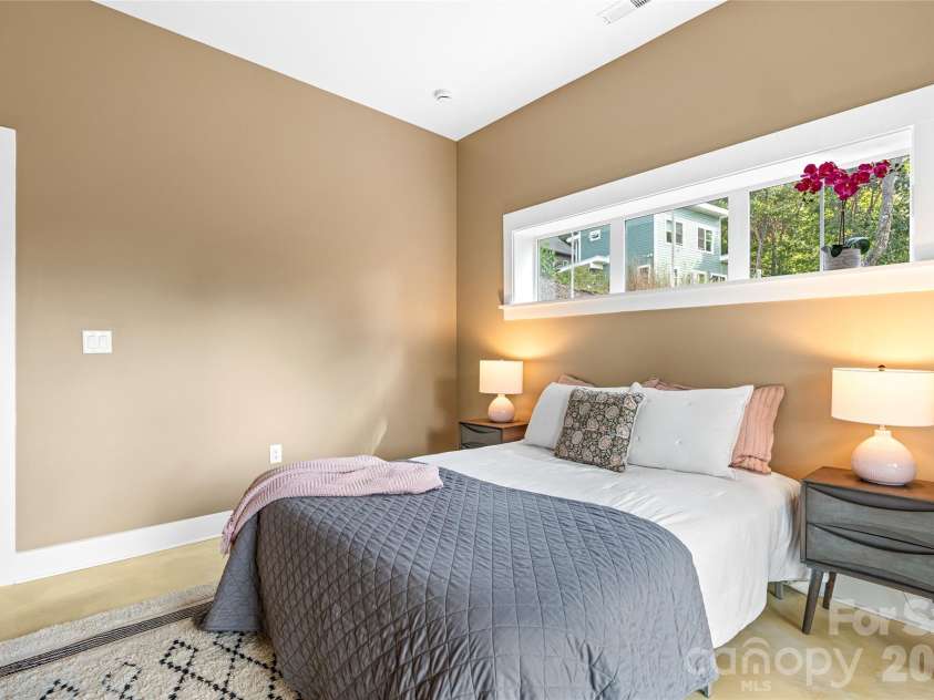 112 Alma Lane, Asheville, NC 28806.  MLS# CAR4425038, YatesRealty ID 4945. 