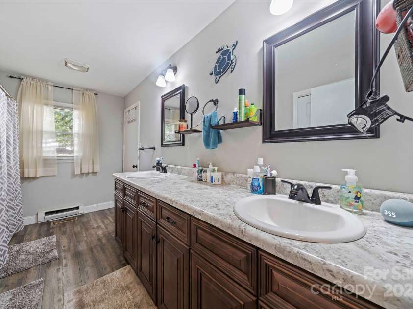 229 Friendship Drive, Ellenboro, NC 28040.  MLS# CAR4182765, YatesRealty ID 4946. Bath
