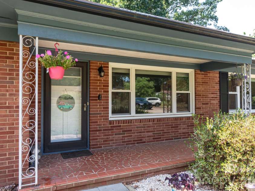 117 Rockwood Lane, Statesville, NC 28677.  MLS# CAR4397169, YatesRealty ID 49461. Covered Front Entry
