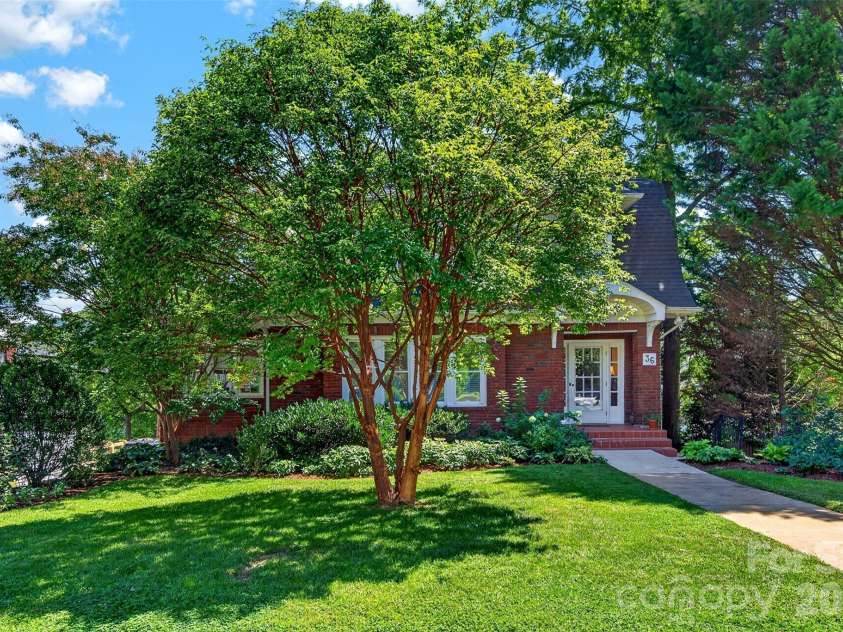 36 Mount Vernon Circle, Asheville, NC 28804.  MLS# CAR4417652, YatesRealty ID 49462. 