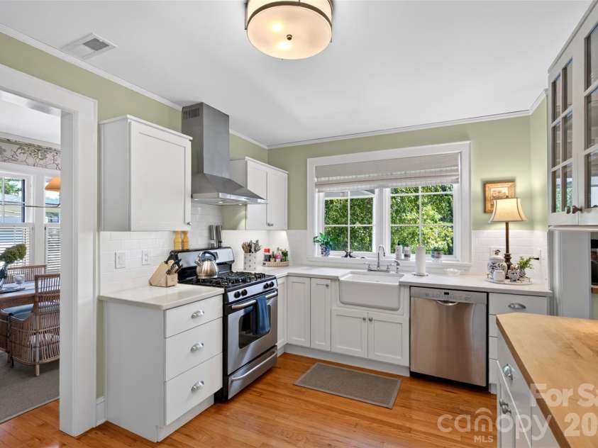 36 Mount Vernon Circle, Asheville, NC 28804.  MLS# CAR4417652, YatesRealty ID 49462. 