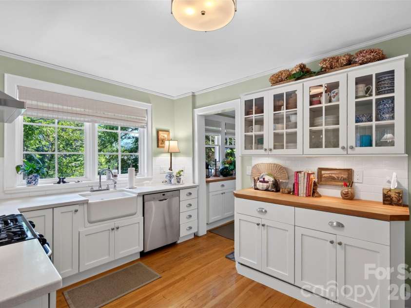 36 Mount Vernon Circle, Asheville, NC 28804.  MLS# CAR4417652, YatesRealty ID 49462. 