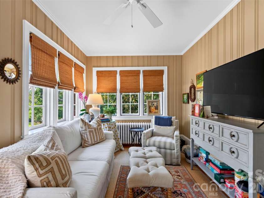 36 Mount Vernon Circle, Asheville, NC 28804.  MLS# CAR4417652, YatesRealty ID 49462. 