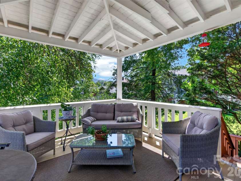 36 Mount Vernon Circle, Asheville, NC 28804.  MLS# CAR4417652, YatesRealty ID 49462. 