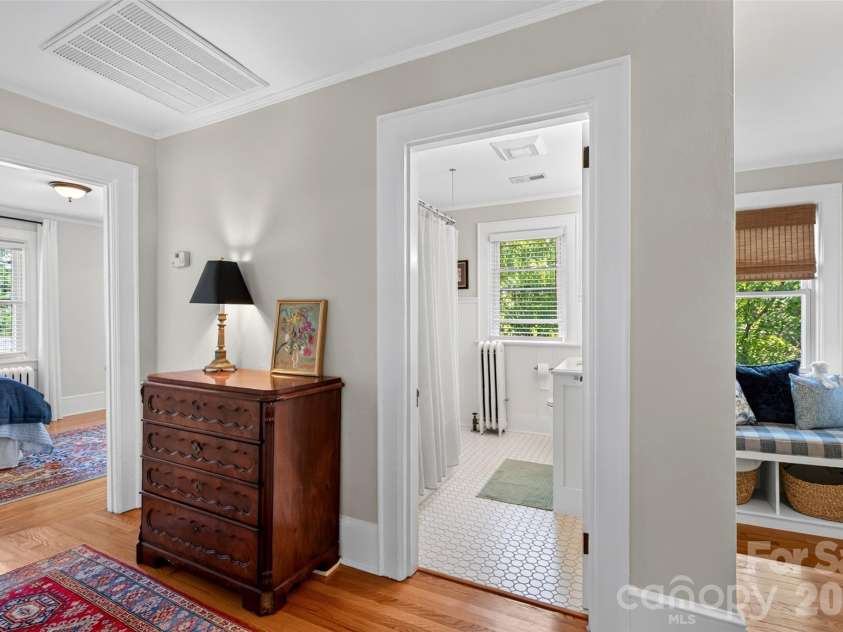 36 Mount Vernon Circle, Asheville, NC 28804.  MLS# CAR4417652, YatesRealty ID 49462. 