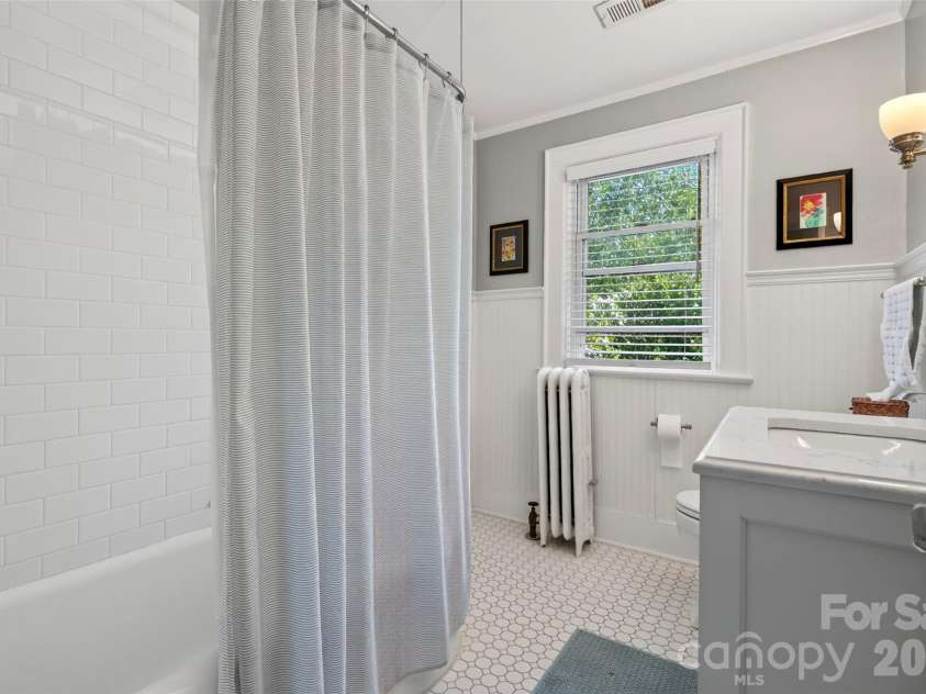 36 Mount Vernon Circle, Asheville, NC 28804.  MLS# CAR4417652, YatesRealty ID 49462. 