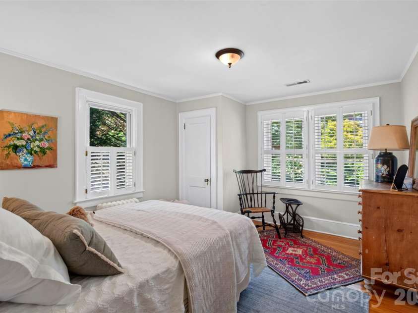 36 Mount Vernon Circle, Asheville, NC 28804.  MLS# CAR4417652, YatesRealty ID 49462. 