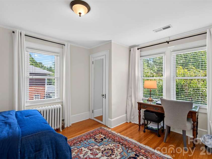 36 Mount Vernon Circle, Asheville, NC 28804.  MLS# CAR4417652, YatesRealty ID 49462. 