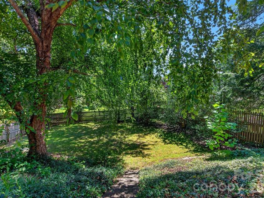 36 Mount Vernon Circle, Asheville, NC 28804.  MLS# CAR4417652, YatesRealty ID 49462. 