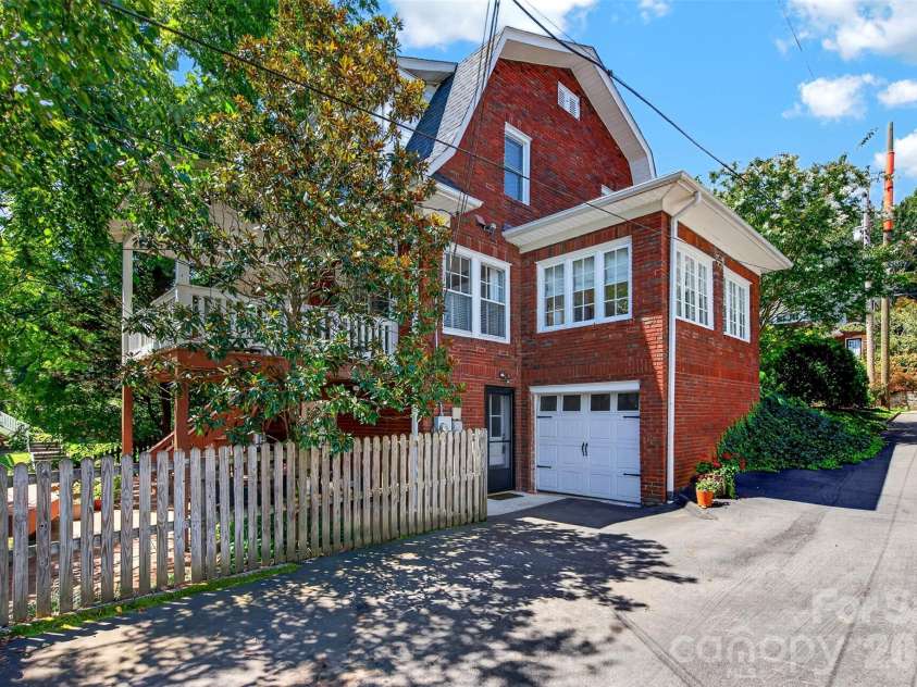 36 Mount Vernon Circle, Asheville, NC 28804.  MLS# CAR4417652, YatesRealty ID 49462. 