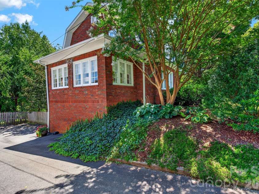 36 Mount Vernon Circle, Asheville, NC 28804.  MLS# CAR4417652, YatesRealty ID 49462. 
