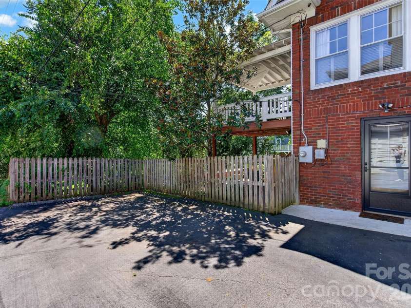 36 Mount Vernon Circle, Asheville, NC 28804.  MLS# CAR4417652, YatesRealty ID 49462. 