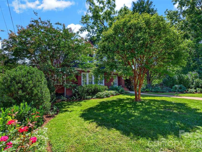 36 Mount Vernon Circle, Asheville, NC 28804.  MLS# CAR4417652, YatesRealty ID 49462. 