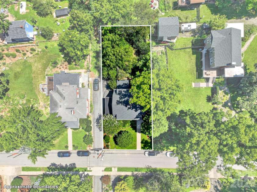 36 Mount Vernon Circle, Asheville, NC 28804.  MLS# CAR4417652, YatesRealty ID 49462. 