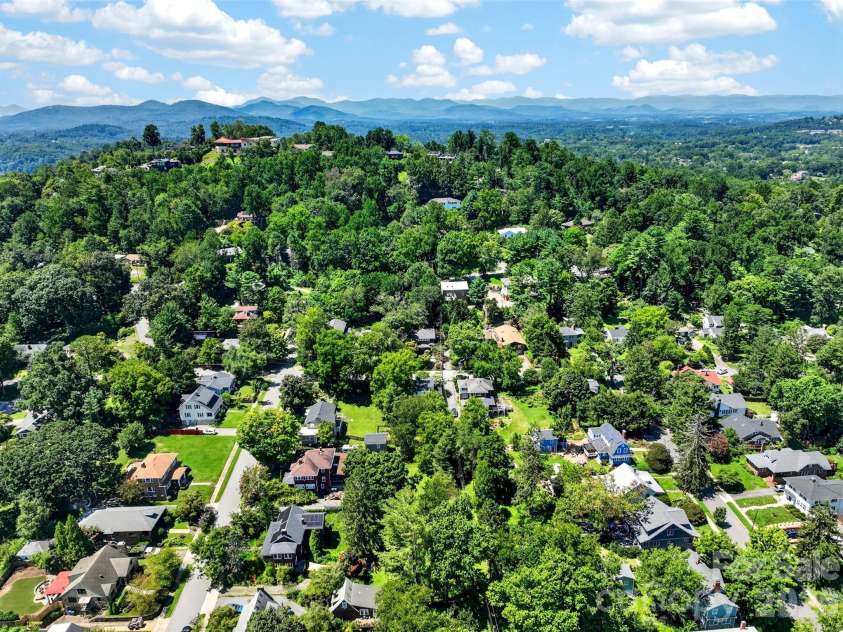 36 Mount Vernon Circle, Asheville, NC 28804.  MLS# CAR4417652, YatesRealty ID 49462. 