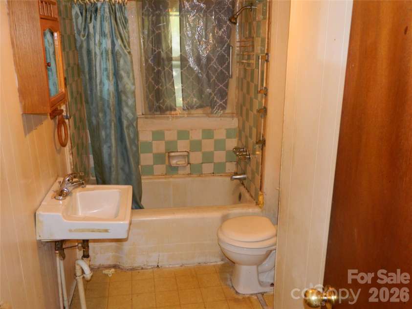 310 Reform Street, Lenoir, NC 28645.  MLS# CAR4422325, YatesRealty ID 49463. Hall Bath