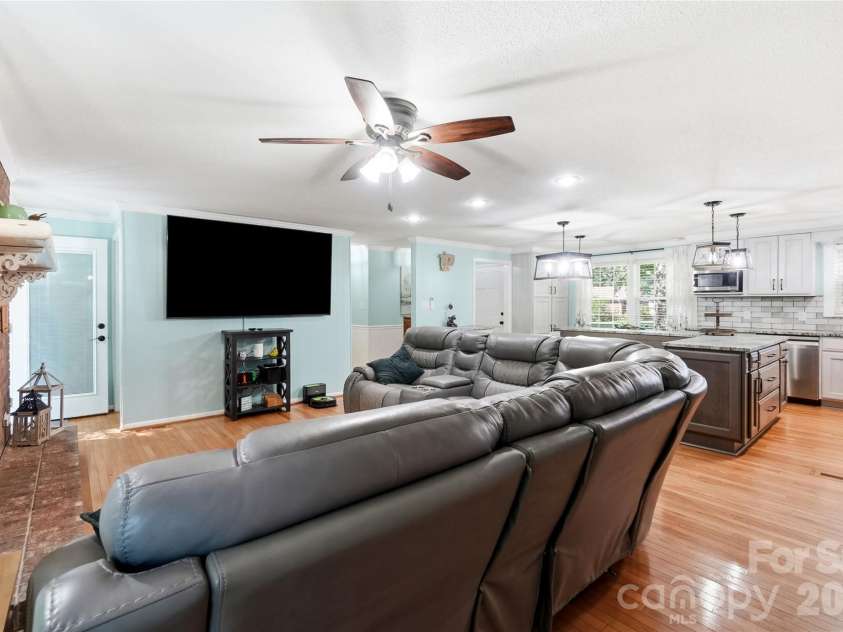 1690 26th Street, Hickory, NC 28601.  MLS# CAR4419006, YatesRealty ID 49464. 