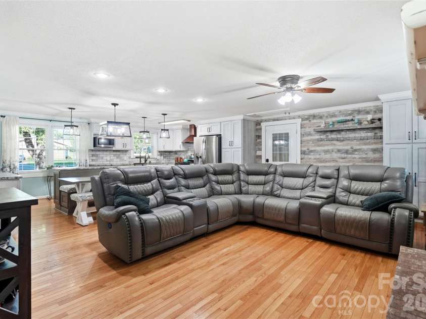 1690 26th Street, Hickory, NC 28601.  MLS# CAR4419006, YatesRealty ID 49464. 