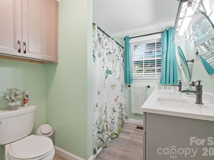 1690 26th Street, Hickory, NC 28601.  MLS# CAR4419006, YatesRealty ID 49464. Full Bathroom