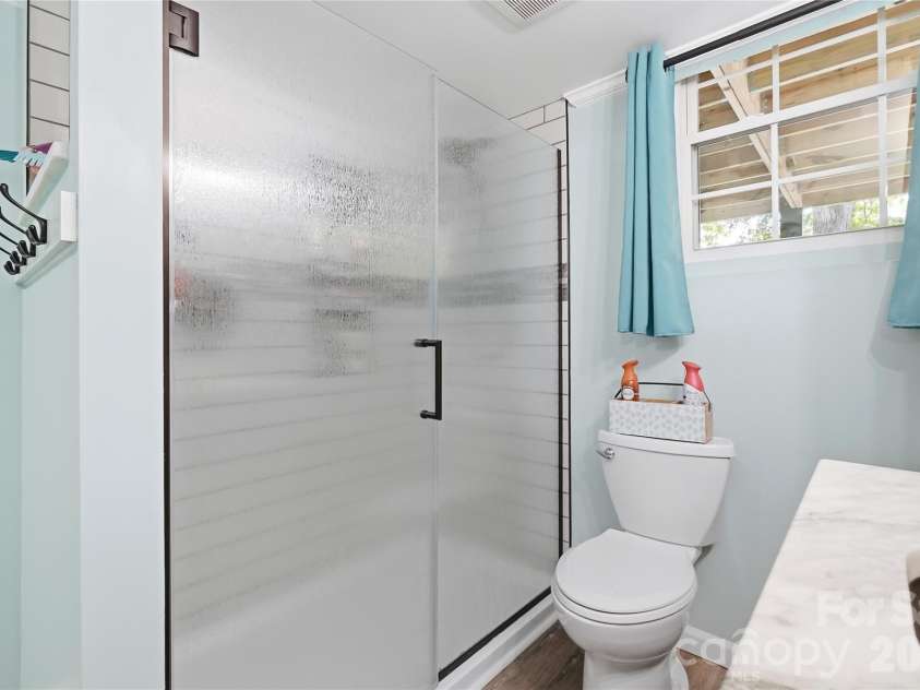 1690 26th Street, Hickory, NC 28601.  MLS# CAR4419006, YatesRealty ID 49464. Full Bathroom
