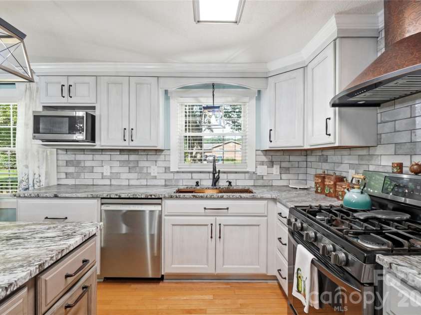 1690 26th Street, Hickory, NC 28601.  MLS# CAR4419006, YatesRealty ID 49464. Stunning Kitchen!