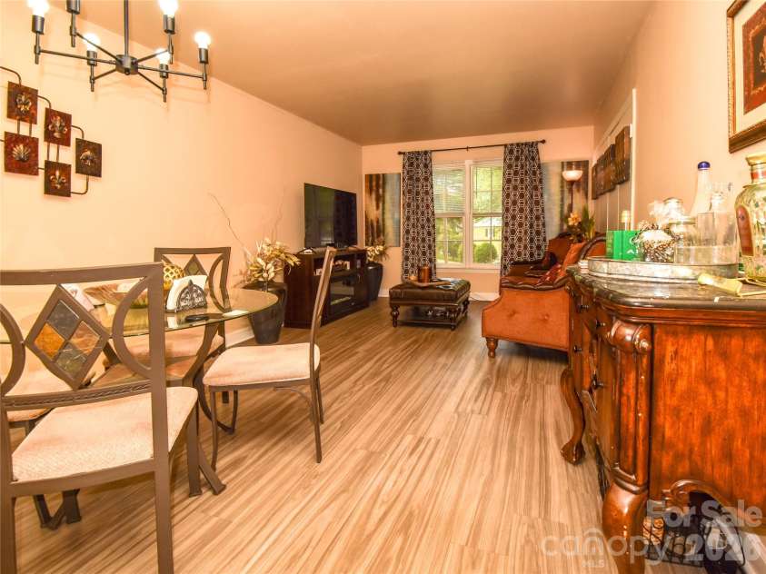 2890 Carriage Drive, Winston Salem, NC 27106.  MLS# CAR4393723, YatesRealty ID 49467. 