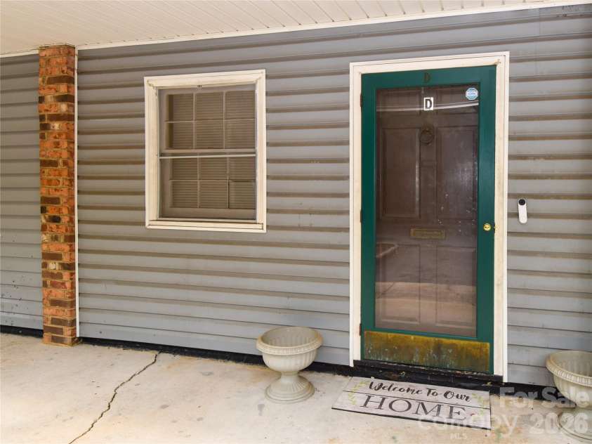 2890 Carriage Drive, Winston Salem, NC 27106.  MLS# CAR4393723, YatesRealty ID 49467. 