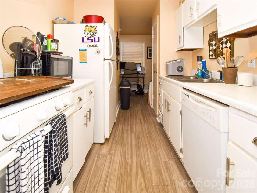 2890 Carriage Drive, Winston Salem, NC 27106.  MLS# CAR4393723, YatesRealty ID 49467. 