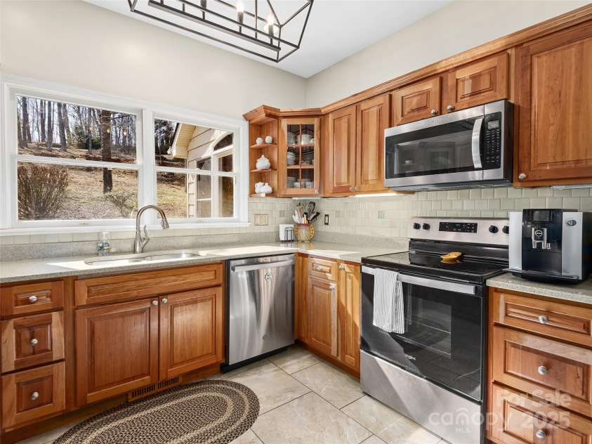301 Benning Court, Hendersonville, NC 28792.  MLS# CAR4222404, YatesRealty ID 4947. 