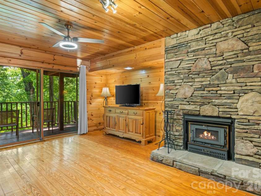 55 Observation Point Road, Bryson City, NC 28713.  MLS# CAR4422662, YatesRealty ID 49472. 
