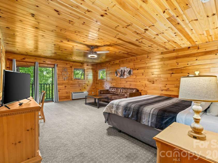 55 Observation Point Road, Bryson City, NC 28713.  MLS# CAR4422662, YatesRealty ID 49472. 