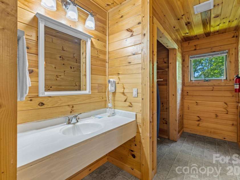 55 Observation Point Road, Bryson City, NC 28713.  MLS# CAR4422662, YatesRealty ID 49472. 