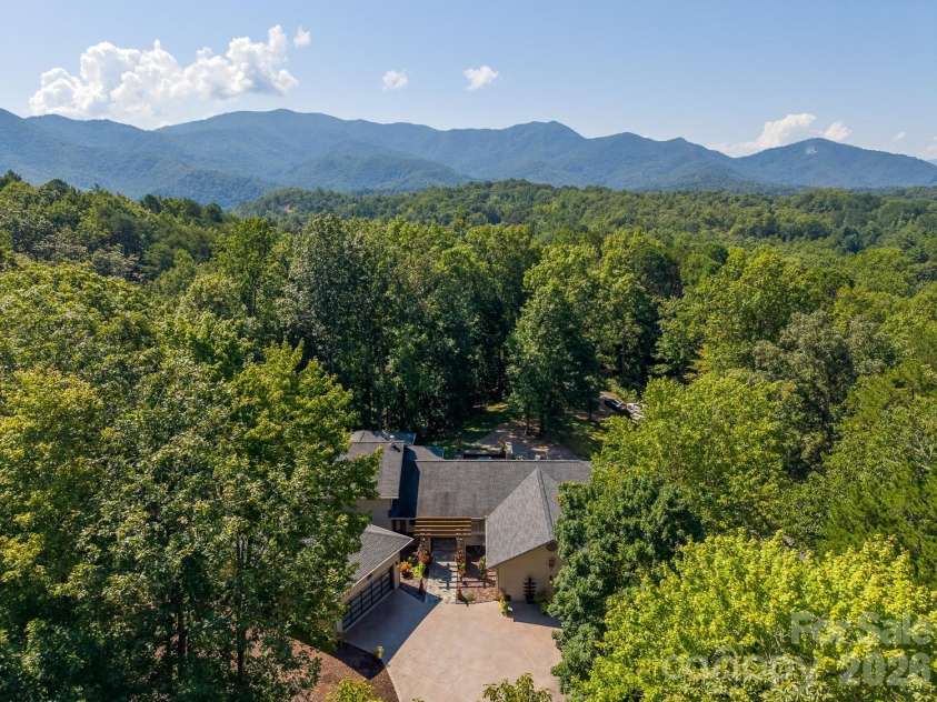 625 Echo Valley Drive, Bryson City, NC 28713.  MLS# CAR4422570, YatesRealty ID 49479. 