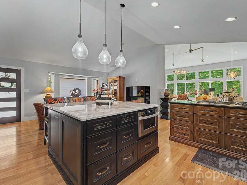 625 Echo Valley Drive, Bryson City, NC 28713.  MLS# CAR4422570, YatesRealty ID 49479. Chef's Kitchen