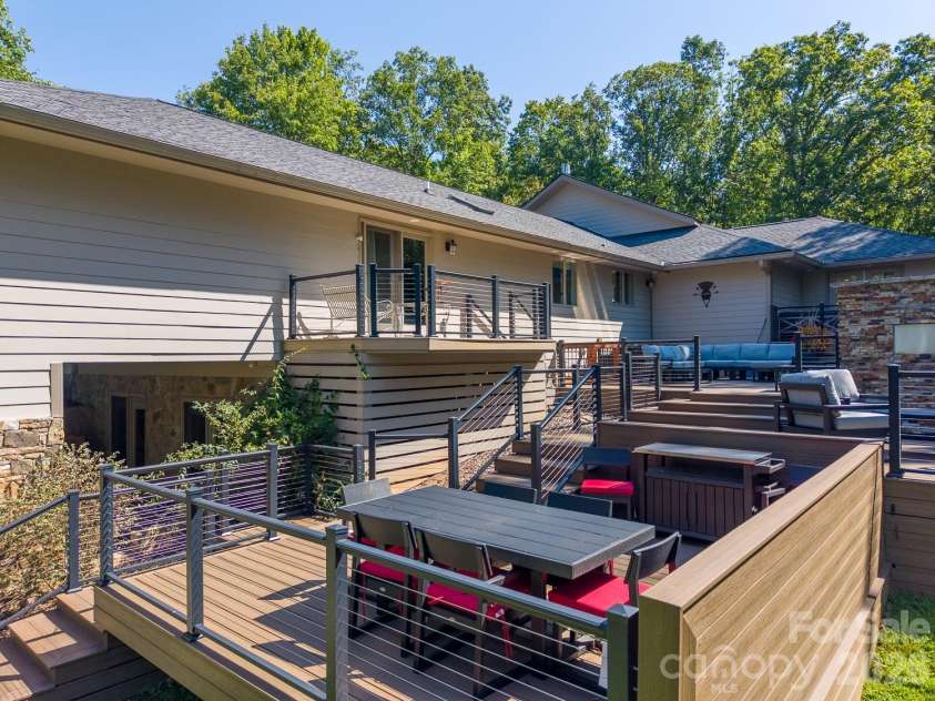 625 Echo Valley Drive, Bryson City, NC 28713.  MLS# CAR4422570, YatesRealty ID 49479. Multiple Level Trek Decks